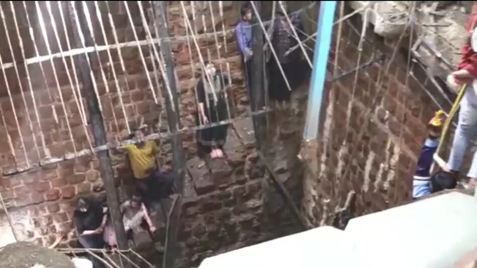 इंदौर बावड़ी हादसा : अब तक 13 की मौत, 17 को बचाया गया, पीड़ित परिवारों के लिए मुआवजा की घोषणा Indore Bawdi incident: 13 killed so far, 17 rescued, compensation announced for the victims' families