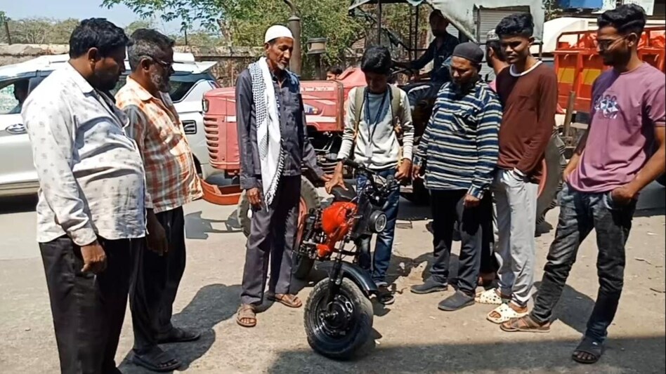 साइकिल काटकर बना दी Bike, 20 रुपये का हैंडल और 25 की हेडलाइट - jugaad wali bike Bike made from junk handle for 20 rupees and head light for 25 rupees lclcn - AajTak