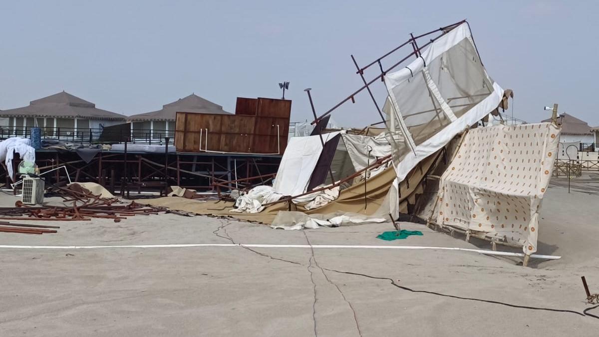 आंधी-पानी की वजह से टेंट सिटी को काफी नुकसान हुआ है. 