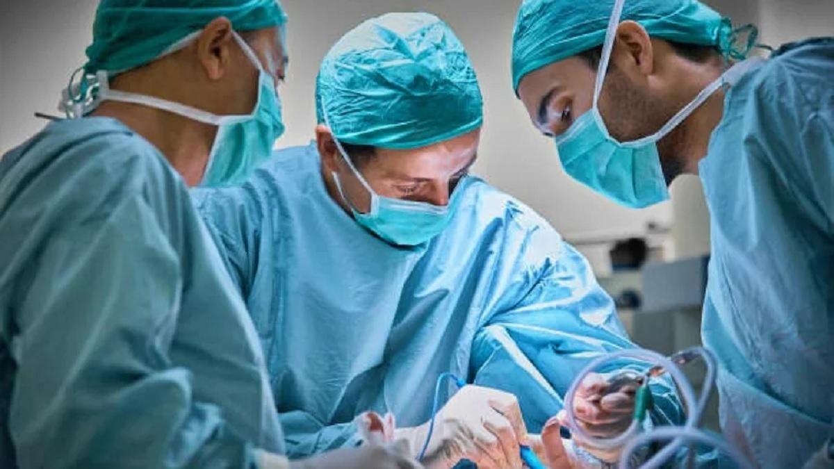 दर्द से परेशान युवक के पेट से ऑपरेशन करके निकाली गई वोदका की बोतल, डॉक्टर्स भी हैरान