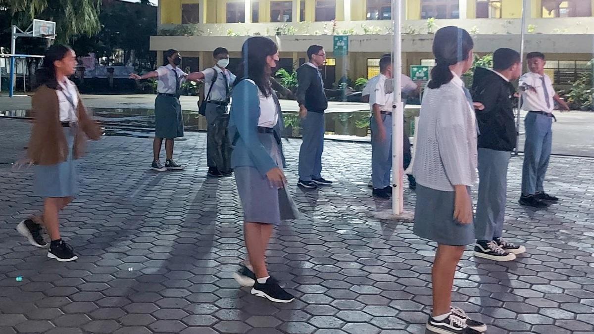 अचानक जॉम्बी की तरह क्यों चलने लगे इस देश के स्कूली बच्चे?