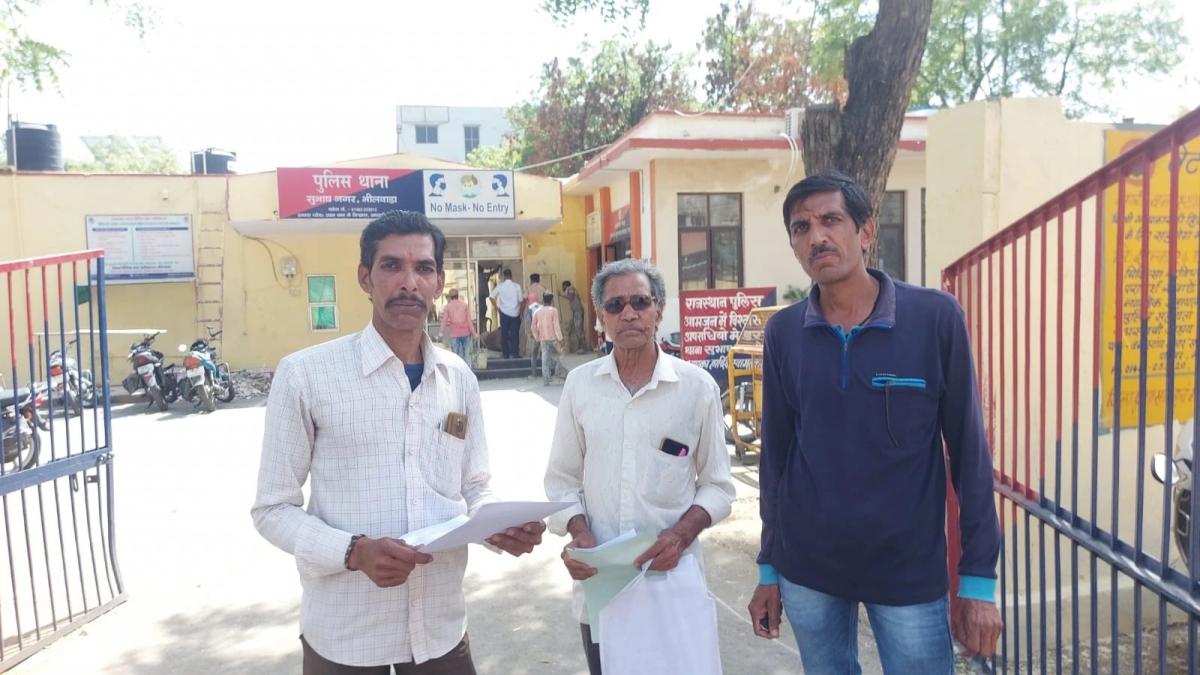 परिवार के साथ पीड़ित 