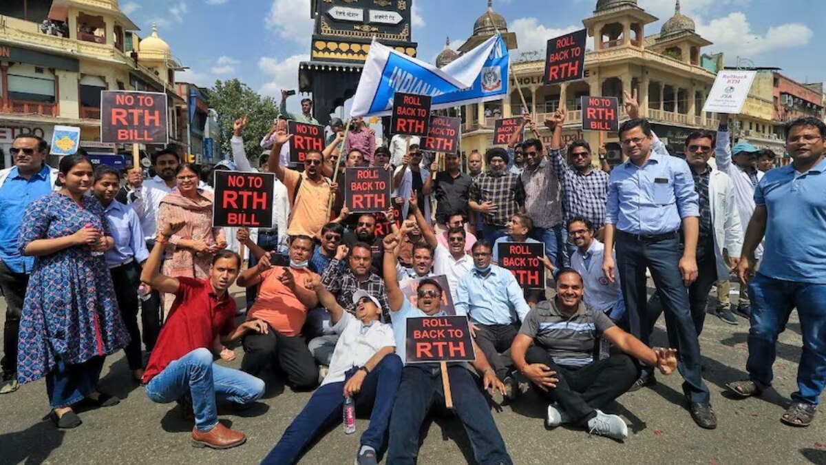 तस्वीर उस समय की है, जब पूरे राजस्थान में आरटीएच कानून के खिलाफ डॉक्टर धरने पर थे. (फाइल फोटो)