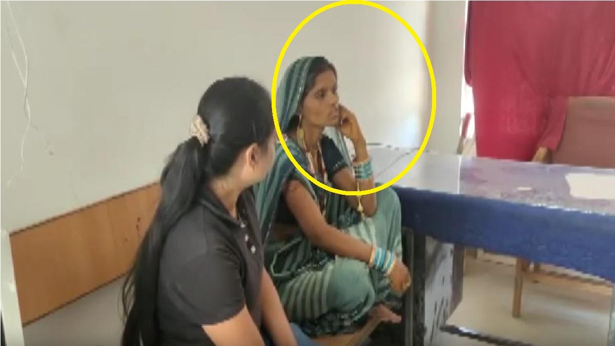 सुसनेर थाने में बैठी हुई महिला.