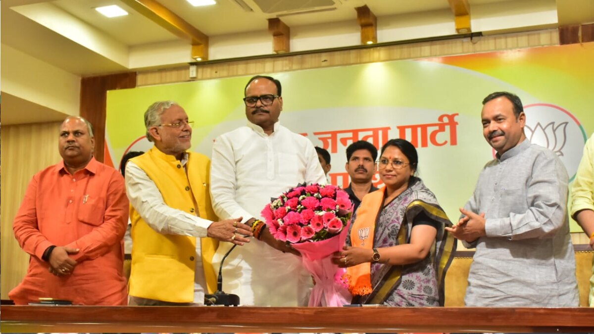 अर्चना वर्मा ने रविवार को ही थामा था बीजेपी का दामन