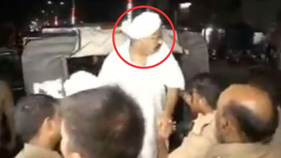 अतीक ने किसी को किया था इशारा. (Video Grab)