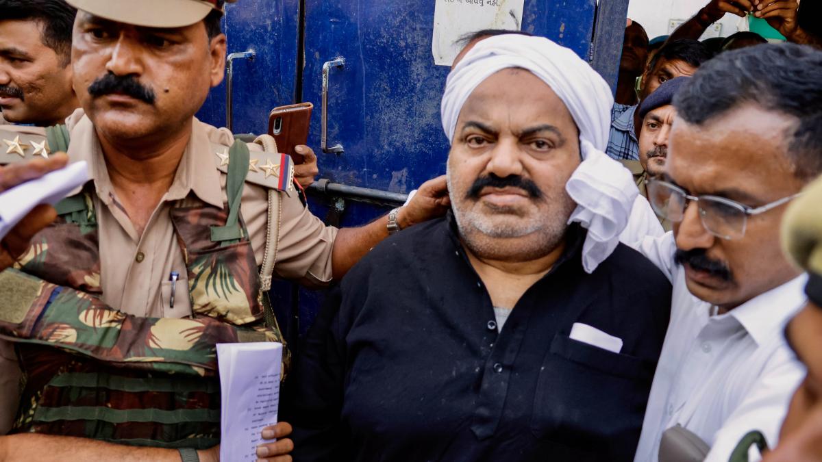 साबरमती जेल के बाहर अतीक अहमद (फाइल फोटो)