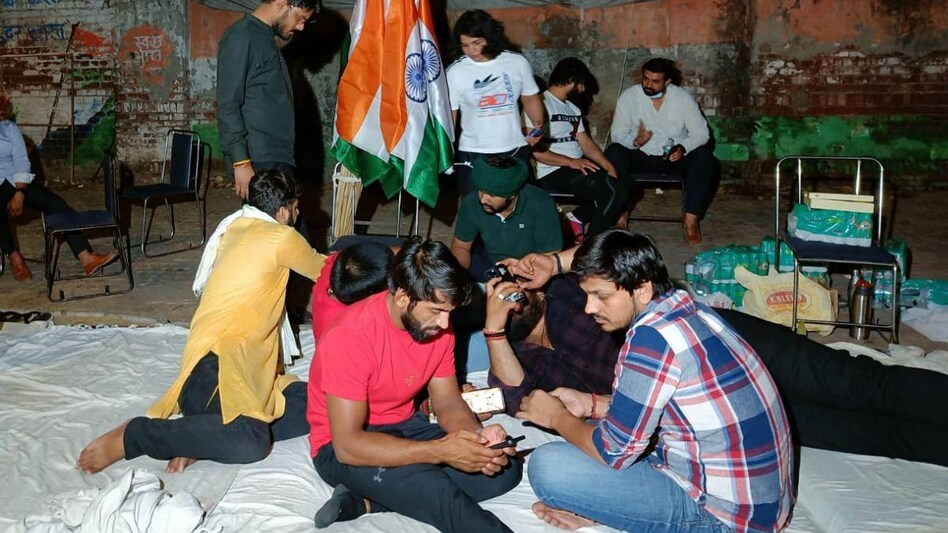 7 शिकायतें, पांच आरोप, 2 विवाद, ब्रजभूषण शरण सिंह और पहलवानों के बीच 'कुश्ती' की पूरी कहानी क्या है? - bajrang punia vinesh phogat sakshi malik allegation on Brajbhushan Sharan ...