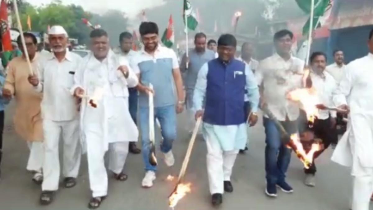 मशाल जुलूस में शामिल कार्यकर्ता