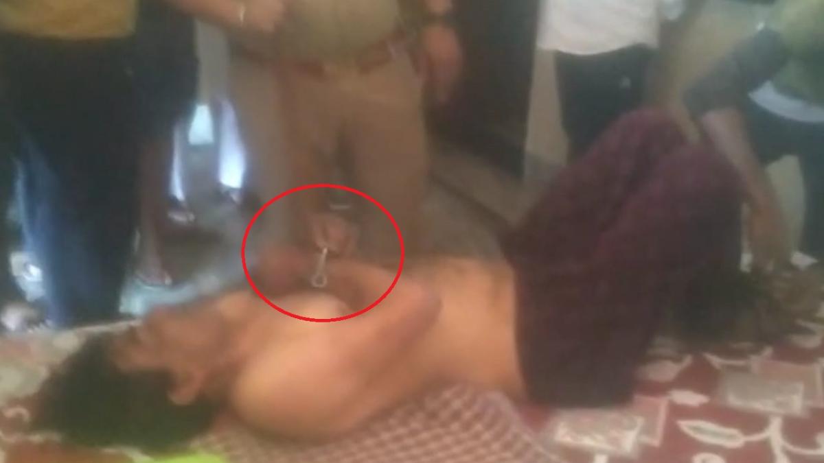 बेड़ियों में जकड़ा हाशिम