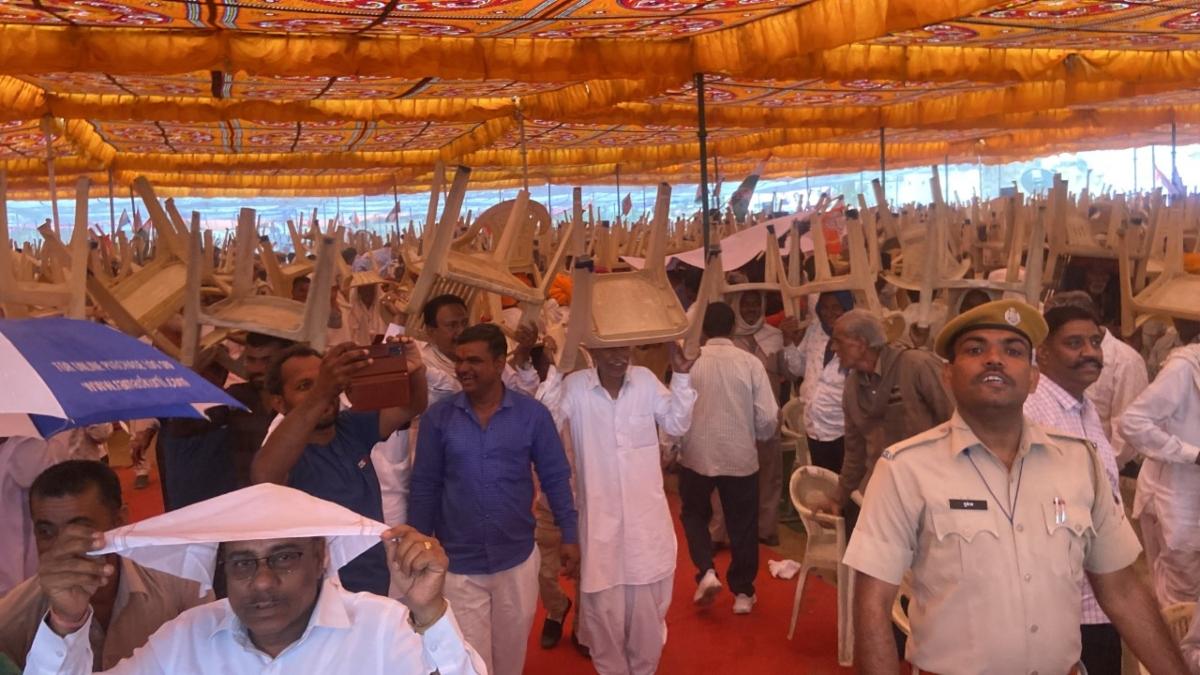 CM गहलोत की सभा में कुर्सियां लेकर भागे कार्यकर्ता.