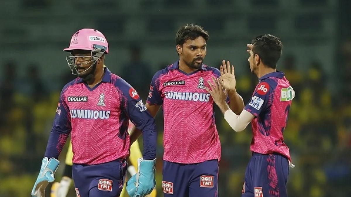 संदीप शर्मा (बीच में)