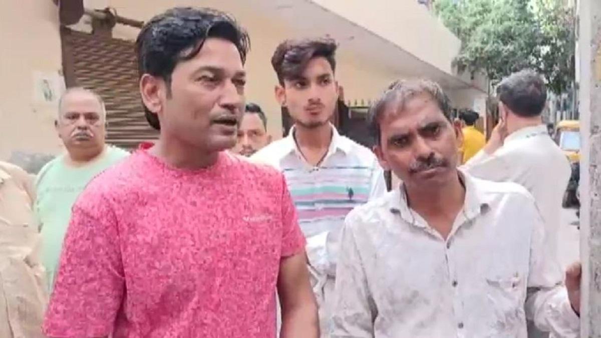 दिल्ली में ट्रैक्टर ने 2 साल के बच्चे को रौंदा, स्कूटी फिसलने से पहिये के नीचे आया मासूम