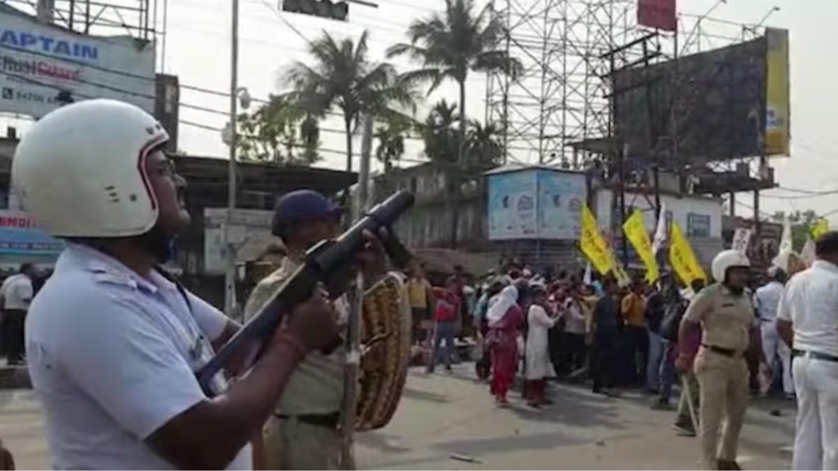 डीवाईएफआई के प्रदर्शनकारियों पर बलप्रयोग करती पुलिस