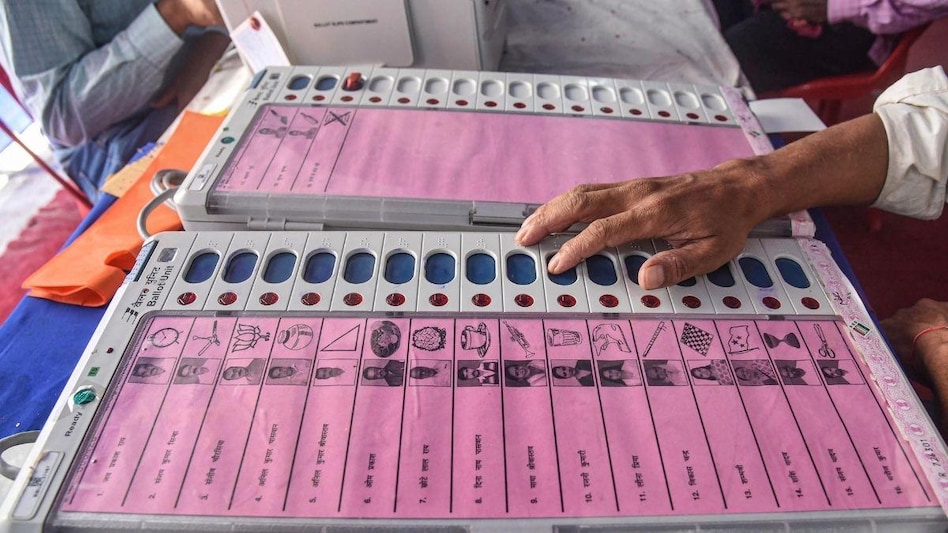 चुनाव आयोग ने दिया 8 लाख नई EVM का ऑर्डर, 2024 की तैयारियों को रफ्तार - Election Commission orders 8 lakh new EVMs speed up preparations for general elections NTC - AajTak