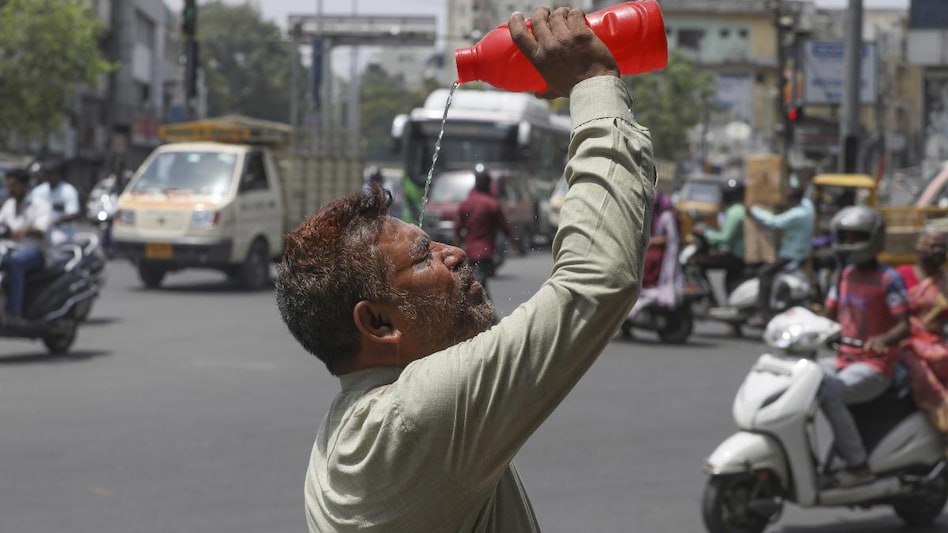 भीषण गर्मी का टूट रहा कहर, सरकार ने मजदूरों और कर्मचारियों के लिए जारी किए दिशानिर्देश - scorching heat troubling people imd heatwave alert centre issues advisory for labourers ...