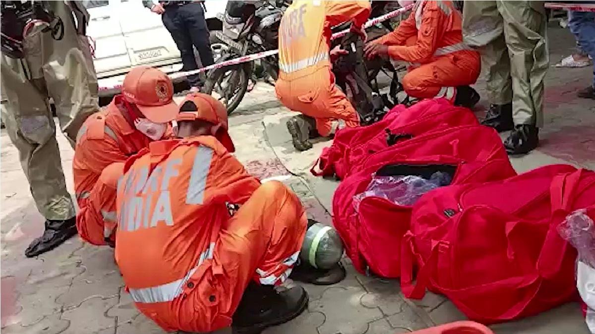 मौके पर मौजूद बचाव दल.