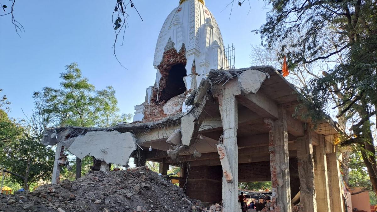 बेलेश्वर शिव मंदिर को तोड़ने का काम शुरू
