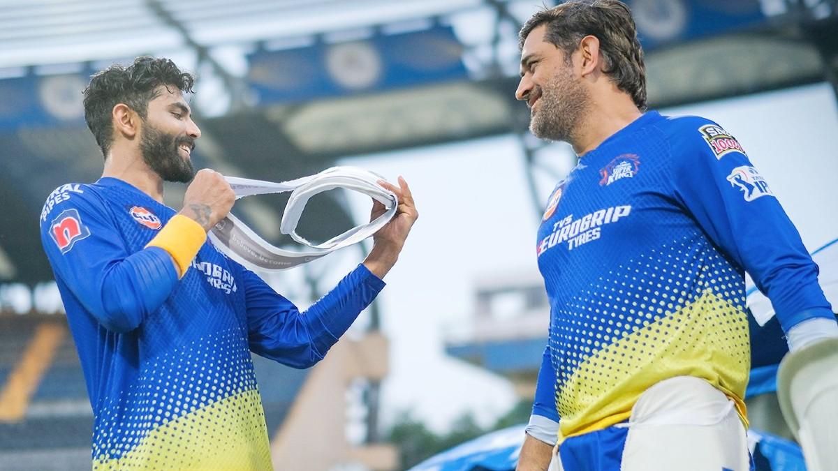 रवींद्र जडेजा और महेंद्र सिंह धोनी (@CSK)