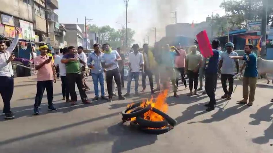 चाईबासा में झारखंड बंद का दिखा मिला-जुला असर, बड़ी संख्या में कोल्हान विश्वविद्यालय के छात्र सड़कों पर Mixed effect of Jharkhand bandh in Chaibasa, large number of Kolhan University students on the streets