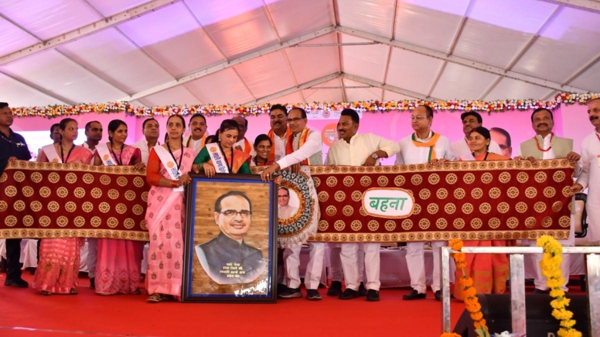 लाड़ली बहना हितग्राही सम्मेलन में मुख्यमंत्री शिवराज सिंह चौहान