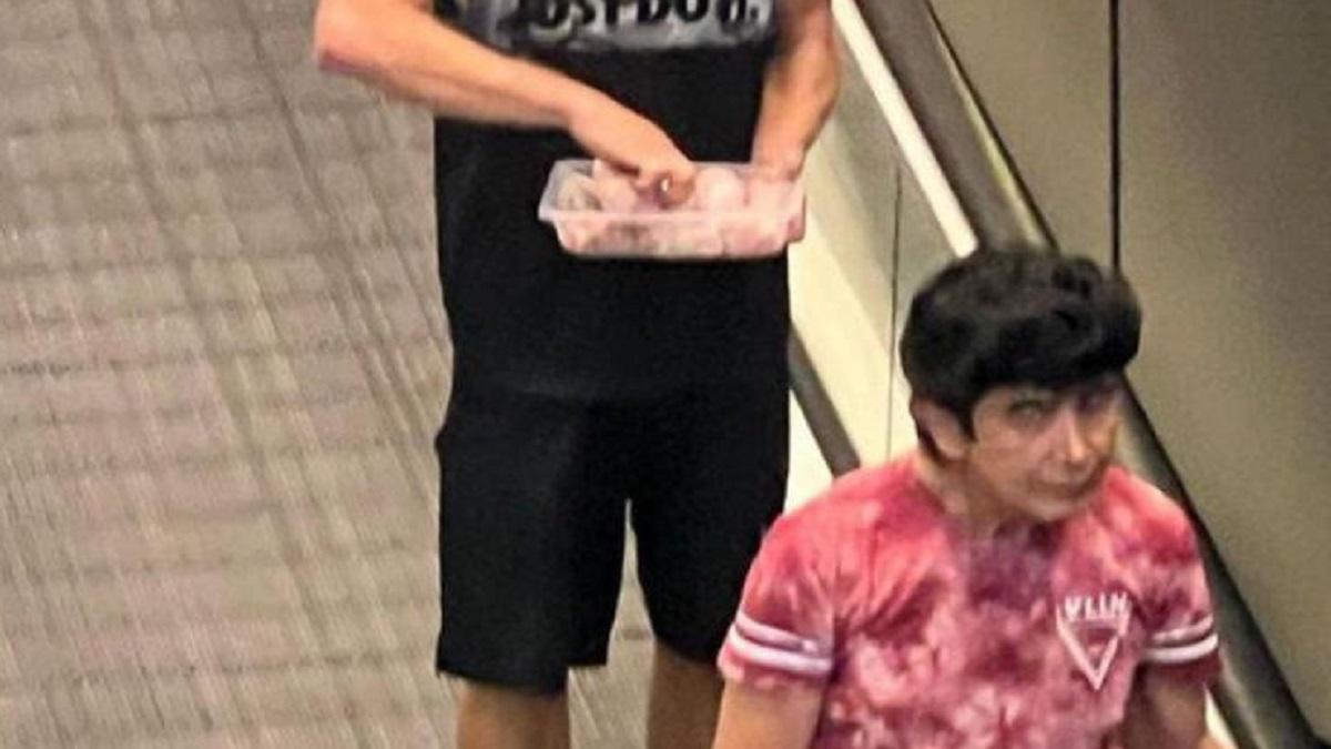 कच्चा मांस खाते शख्स का वीडियो वायरल