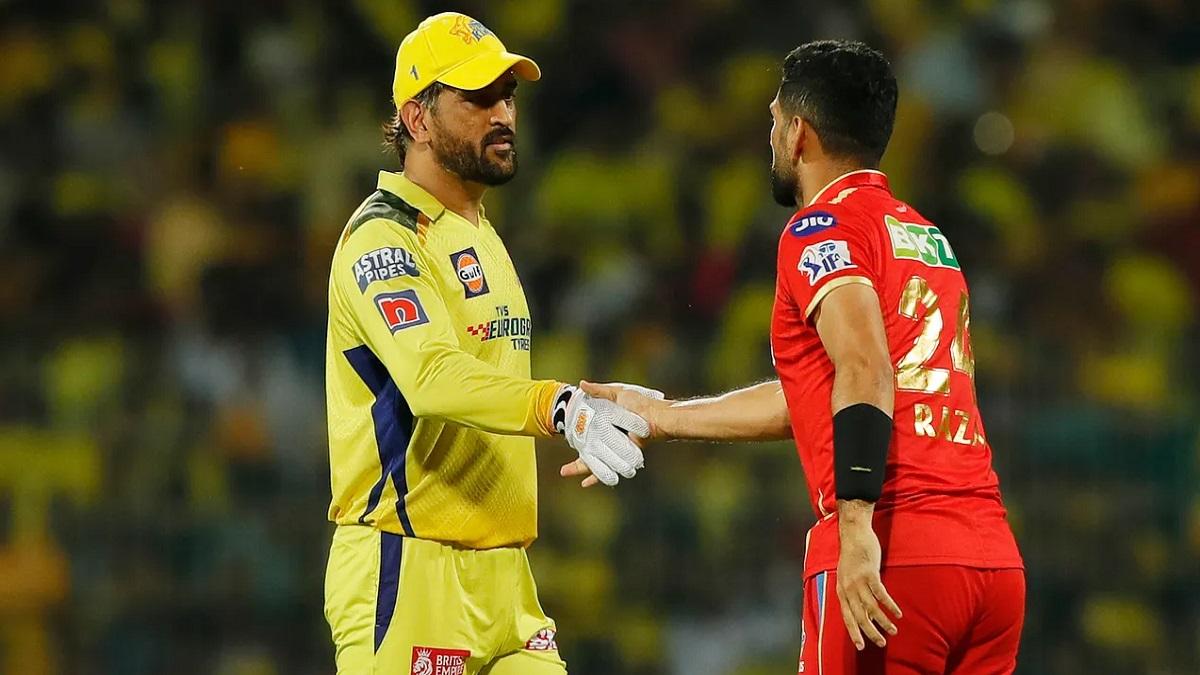 महेंद्र सिंह धोनी और पंजाब टीम के सिकंदर रजा. (@IPL)