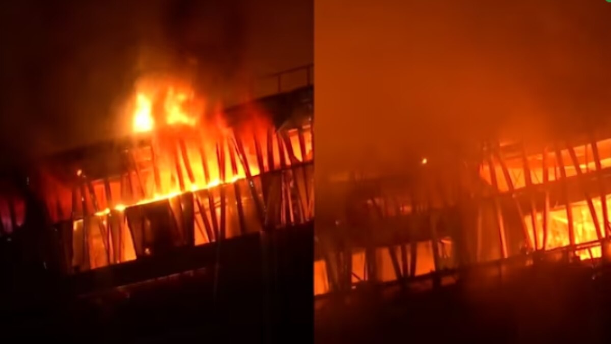 ओरियन पार्क में लगी आग से उठती लपटें