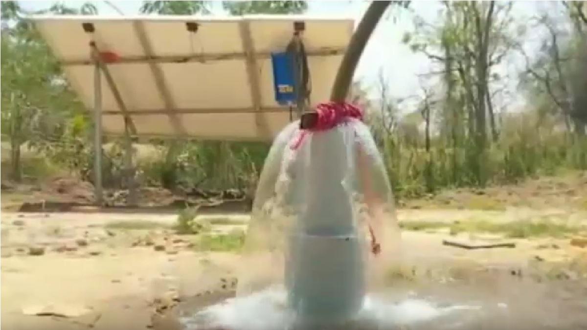 बोरवेल से निकलता हुआ पानी.