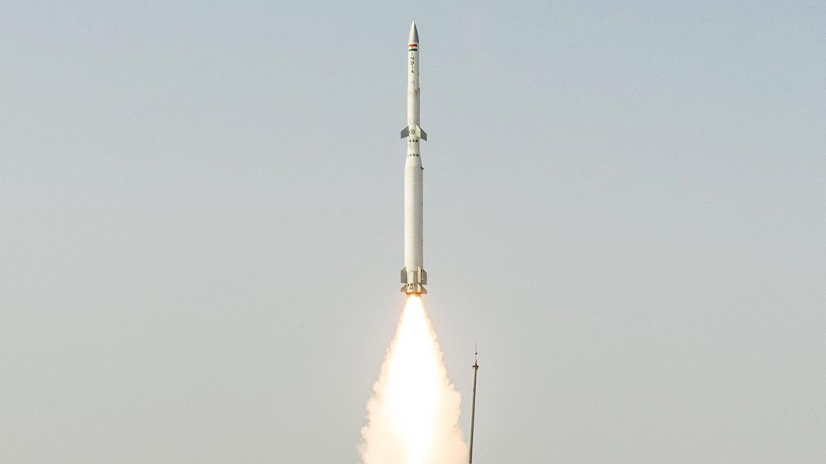 ये है भारतीय मिलिट्री की बीएमडी इंटरसेप्टर मिसाइल, जिसे हाल ही में बंगाल की खाड़ी से टेस्ट किया गया. (फोटोः PIB)