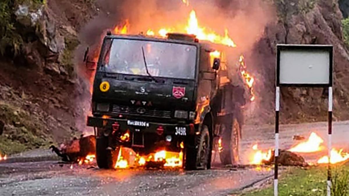 पुंछ में सेना के वाहन पर आतंकियों का हमला (फोटो- पीटीआई)