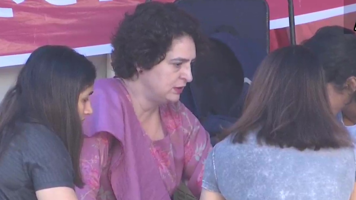 बृजभूषण सिंह को क्यों बचाया जा रहा है', सुबह-सुबह पहलवानों से मिलने पहुंची प्रियंका का सवाल - Wrestlers gets political support Priyanka gandhi reached Jantar Mantar ntc - AajTak
