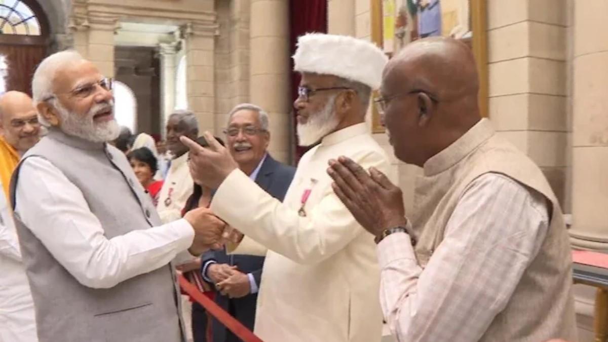 पद्म श्री से नवाजे जाने के बाद प्रधानमंत्री मोदी से बातचीत करते शाह रशीद अहमद कादरी