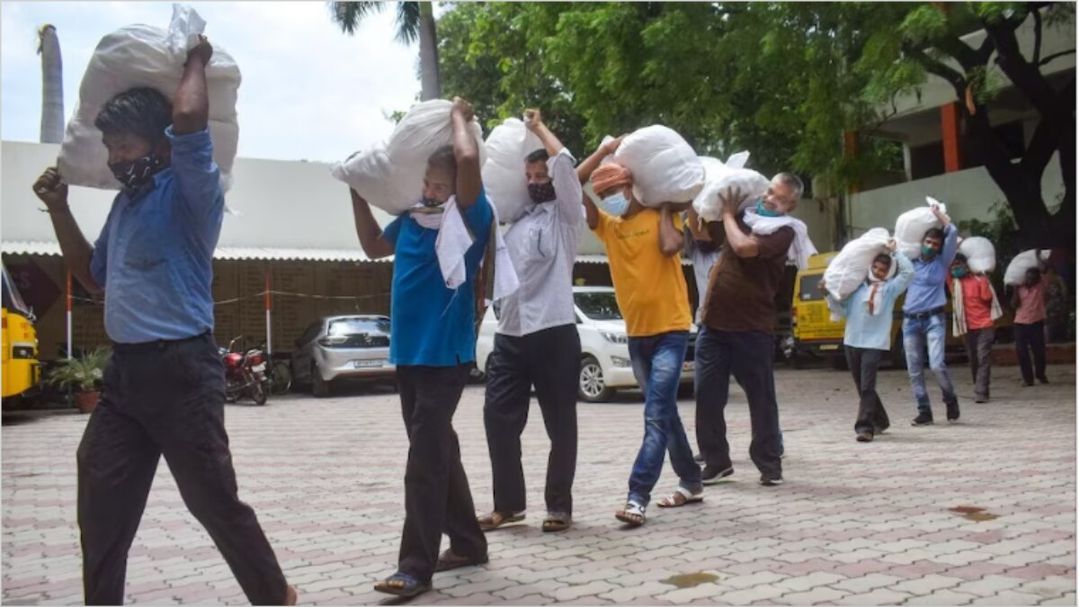 प्रवासी मजदूरों को राशन कार्ड उपलब्ध कराने को लेकर SC ने अहम फैसला सुनाया है.