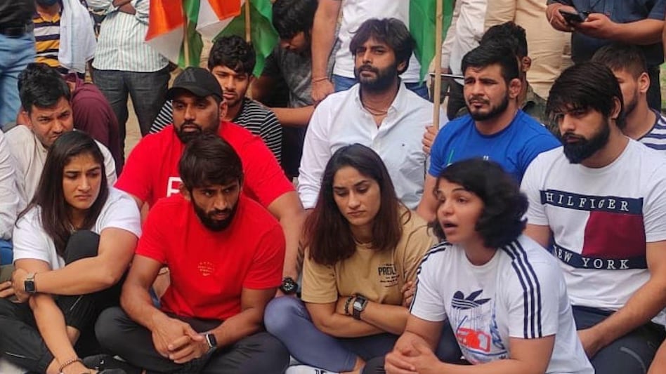 sakshi vinesh धरने पर पहलवान, आखिरी क्या है कुश्ती संघ और खिलाड़ियों के बीच 'उठापटक' की वजह - wfi wrestlers and wrestling federation of india dispute bajrang punia vinesh phogat sakshi malik Brajbhushan Sharan