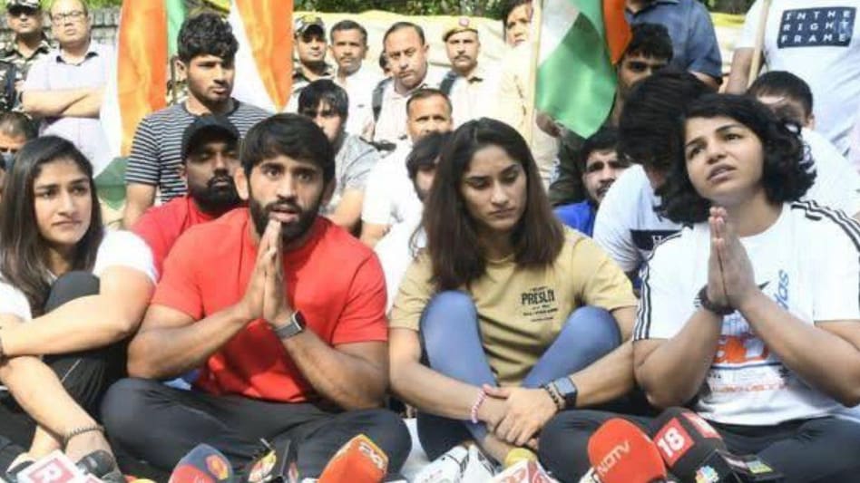 पहलवानों की याचिका पर SC ने दिल्ली पुलिस को नोटिस किया जारी, शुक्रवार को होगी सुनवाई - SC ISSUES NOTICE to Delhi Police on plea FILED WOMEN WRESTLERS AGAINST WRESTLING FEDERATION PRESIDENT