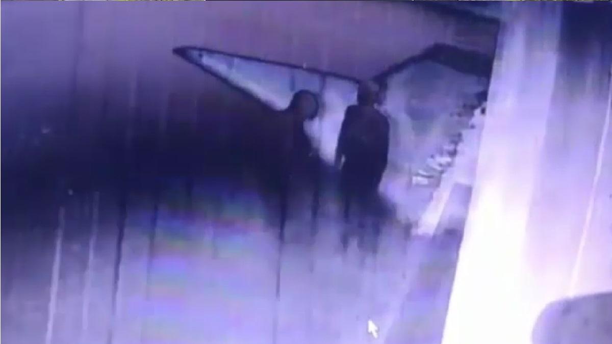 सीसीटीवी फुटेज में मारपीट करते कैद हुए आरोपी.