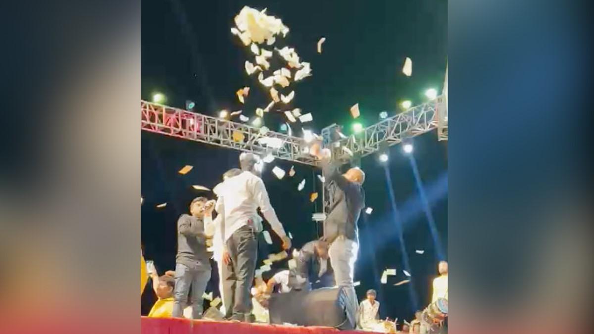 भजन कीर्तन में हुई नोटों की बारिश 