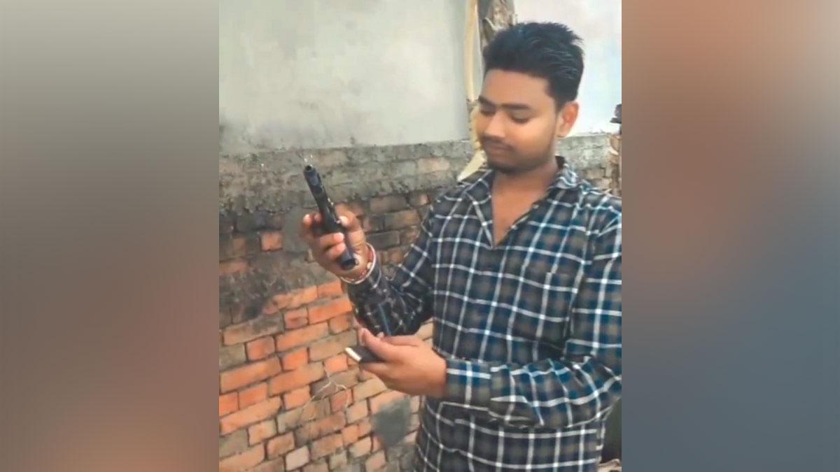 पिस्तौल की मैगजीन गोली भरता दिखा युवा 