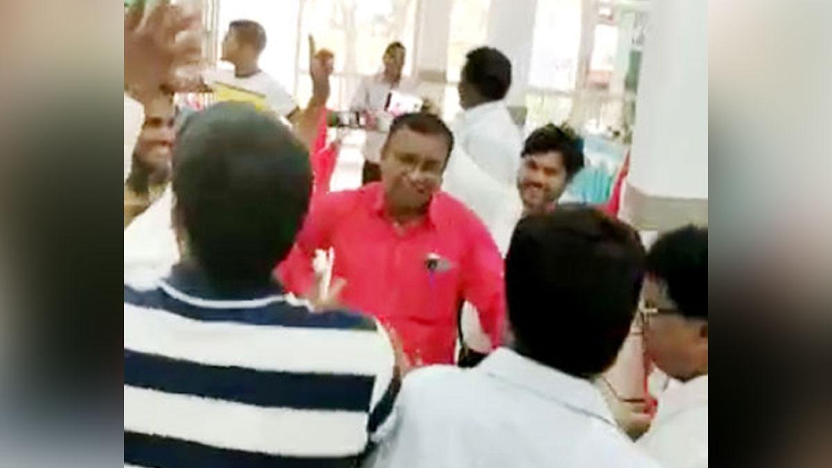 डॉक्टर और मेडिकल स्टाफ ने जमकर किया डांस 