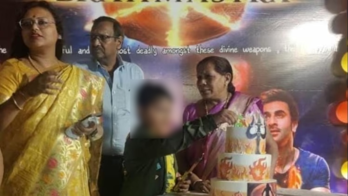 डीएम नेहा जैन ने अपने बेटे का जन्मदिन मनाया था, जिसके केक पर विवाद है