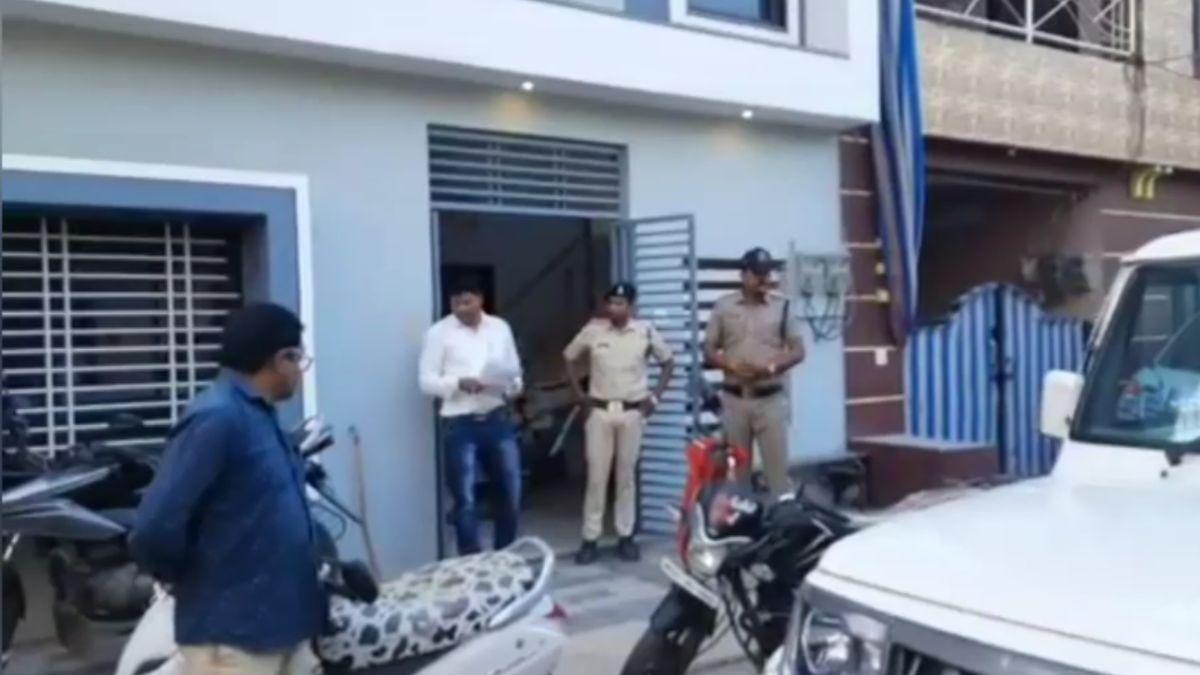 पटवारी के ठिकाने पर कार्रवाई करती लोकायुक्त की टीम. 