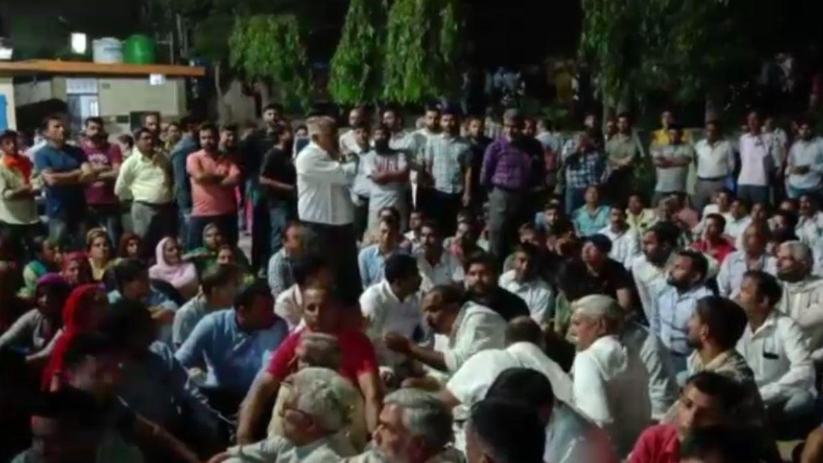 थाने में धरना देते लोग. 