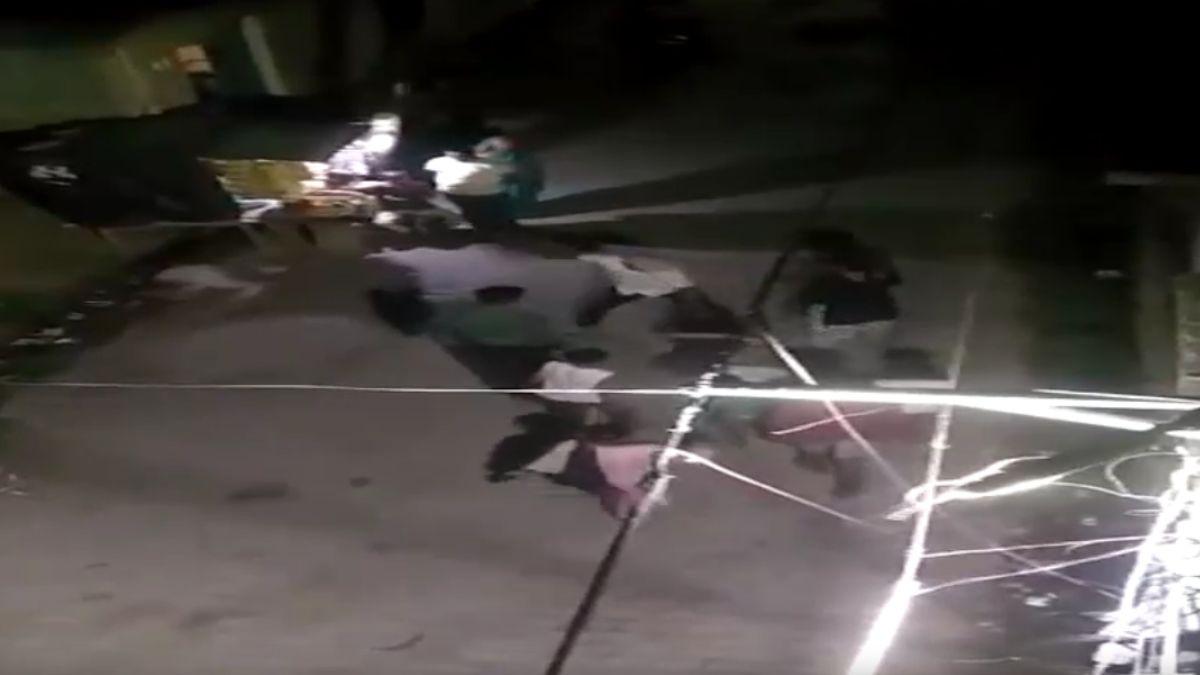 दबंगों ने बीच सड़क पर महिला को जूतों से पीटा, तमाशाई बनी रही भीड़, वायरल हो रहा वीडियो