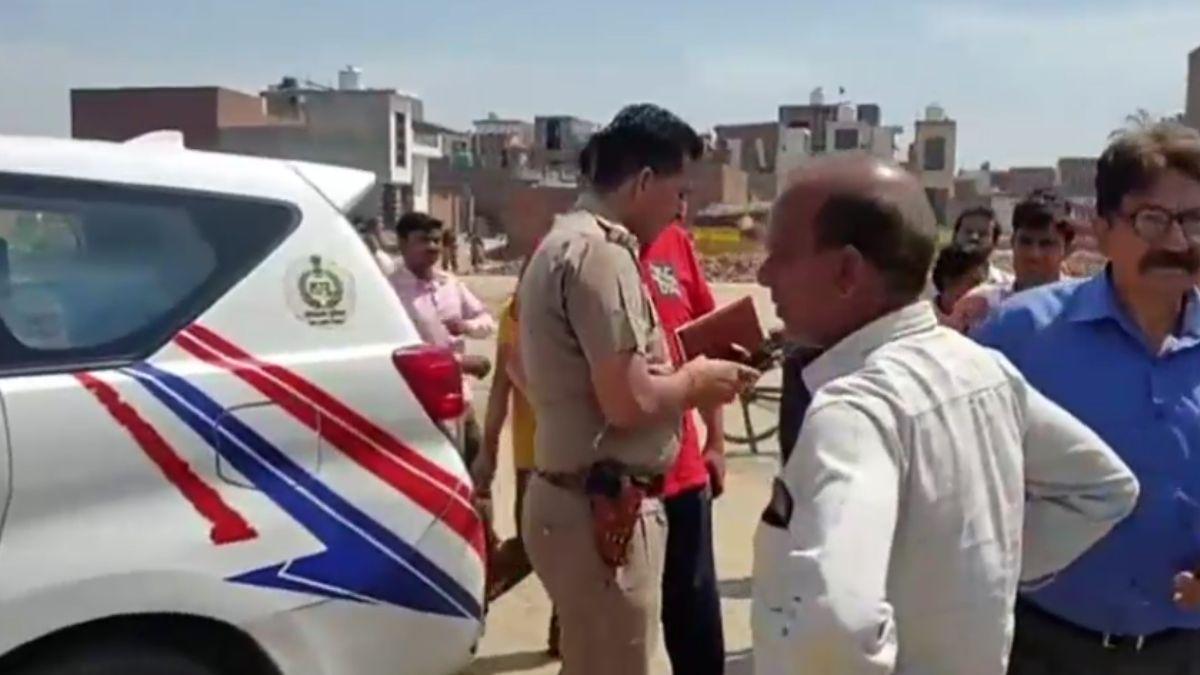 घटना की जांच करने पहुंची पुलिस टीम.