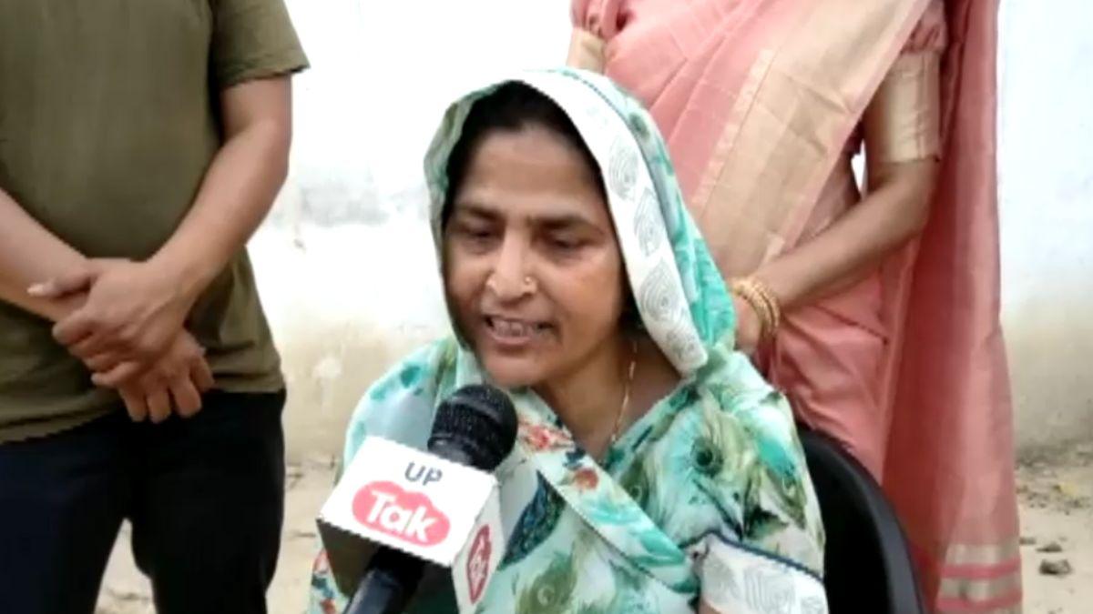 उमेश पाल के गनर राघवेंद्र सिंह की मां.