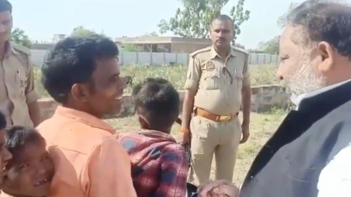 मंत्री ने बाइक सवार शख्स को रोककर समझाए नियम (तस्वीर- ट्विटर)