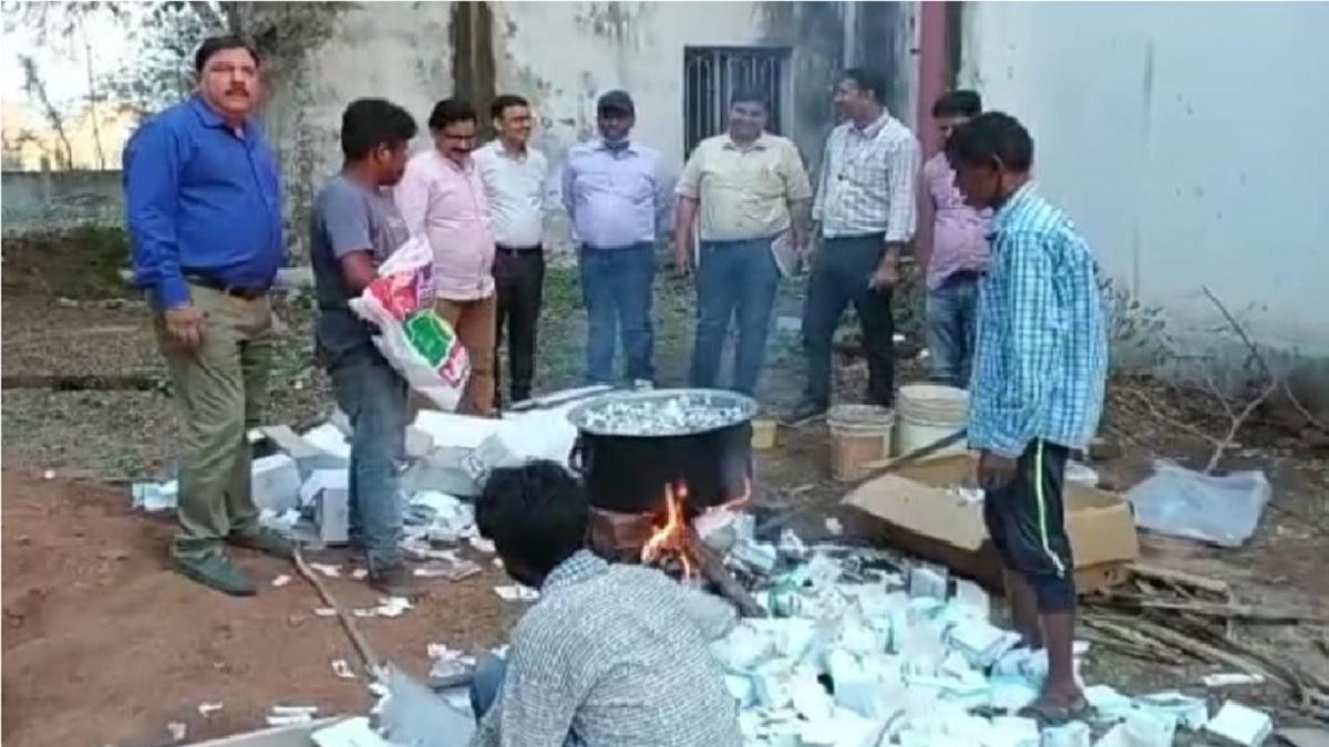 एक्सपायर हो चुकी कोरोना वैक्सीन को किया गया नष्ट.