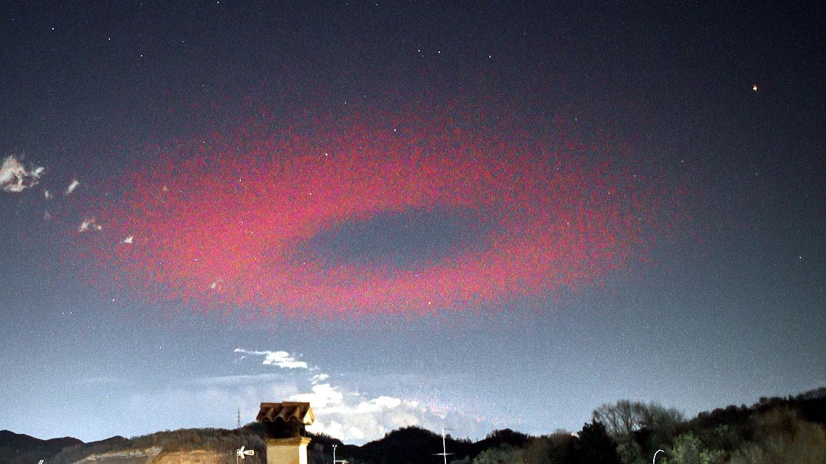 इटली के पसानो कस्बे के आसमान में दिखा था ये लाल घेरा. (फोटोः वाल्टर बिनोट्टो/फेसबुक)