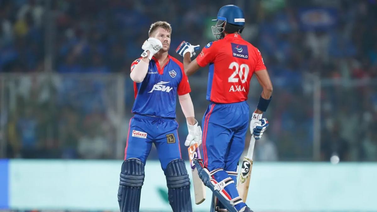 दिल्ली कैपिटल्स के कप्तान डेविड वॉर्नर और उपकप्तान अक्षर पटेल.